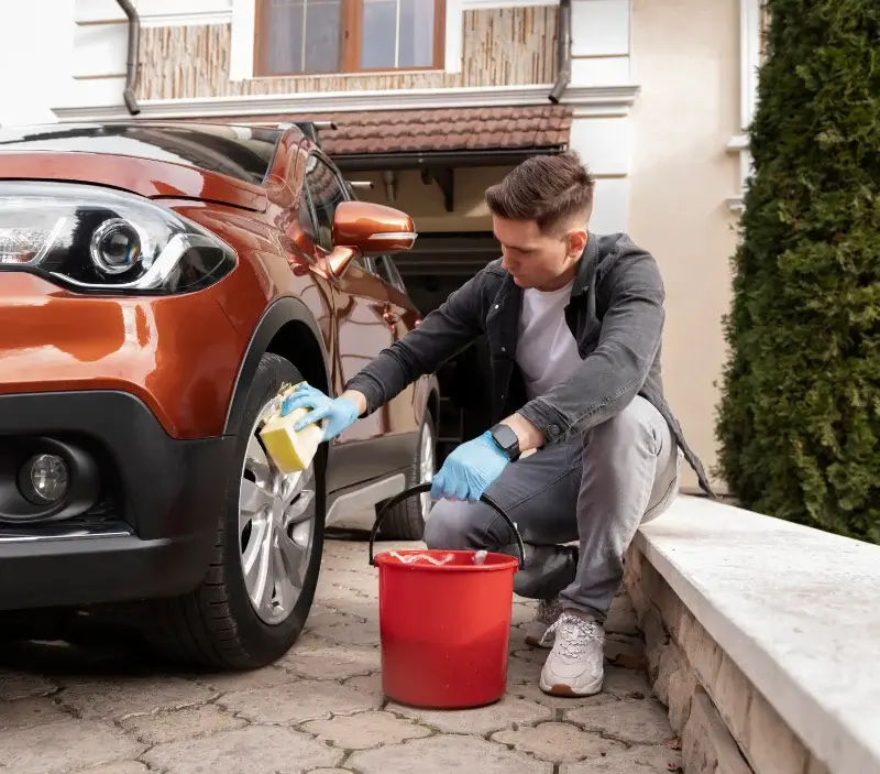 Lavage auto à domicile Vaudoy-en-Brie : professionnel intervenant sur un véhicule